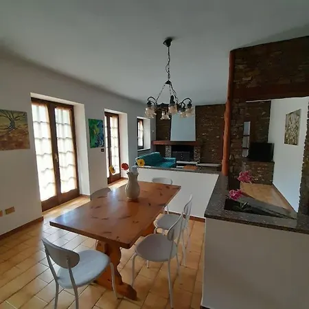 Vakantiehuis La Vecchia Fontana, Curcio Casa Con 2 Da Letto Colico
